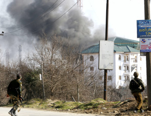 GUN FIGHT PAMPORE PIC FAROOQ JAVED