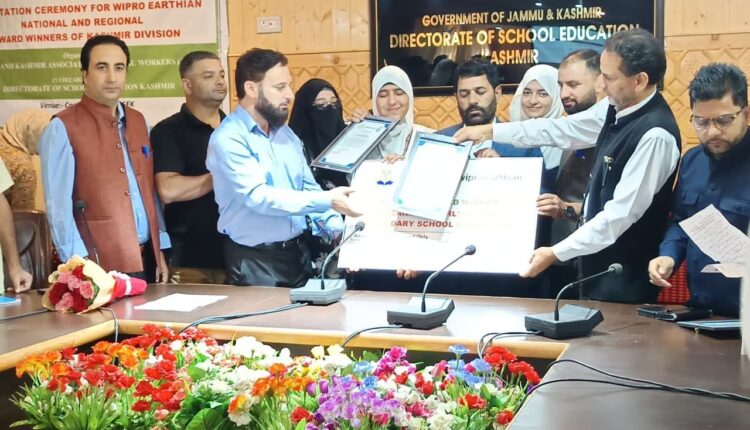 GGHSS Bandipora Team Wins State-Level Wipro Earthian Award